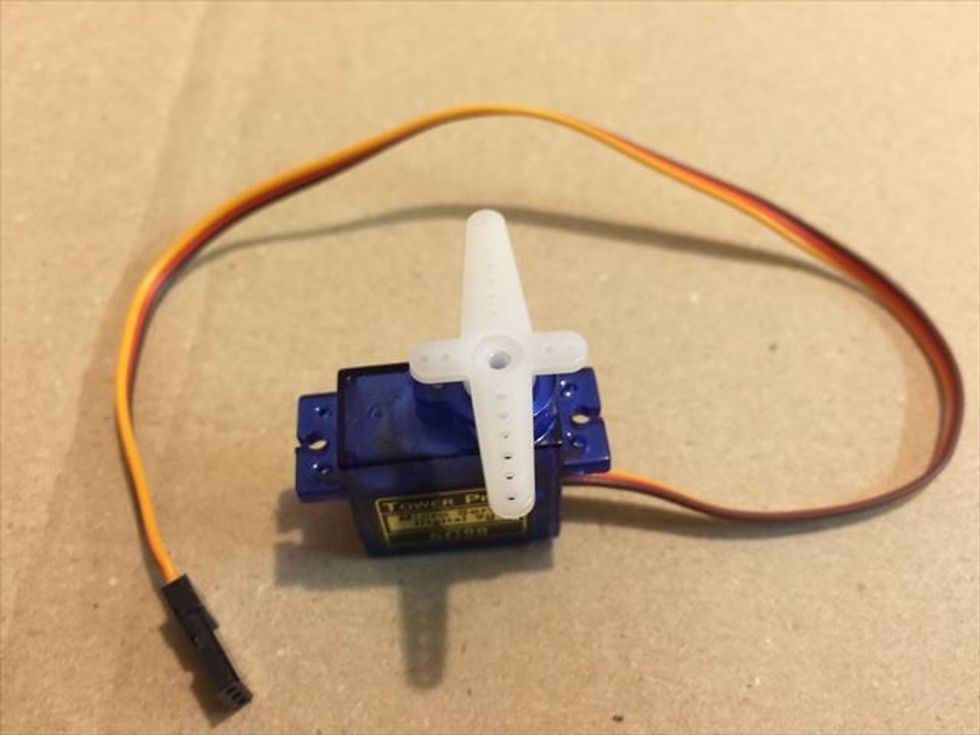 \uff12\u3064\u3081\u306e\u30b5\u30fc\u30dc\u3092\u53d6\u308a\u51fa\u3057\u3001\u5341\u5b57\u578b\u30b5\u30fc\u30dc\u30db\u30fc\u30f3\u3092\u5199\u771f\u306e\u5411\u304d\u306b\u53d6\u308a\u4ed8\u3051\u307e\u3059\u3002\u9577\u3044\u307b\u3046\u3092\u5965\u5074\u306b\u5411\u304b\u305b\u307e\u3059\u3002