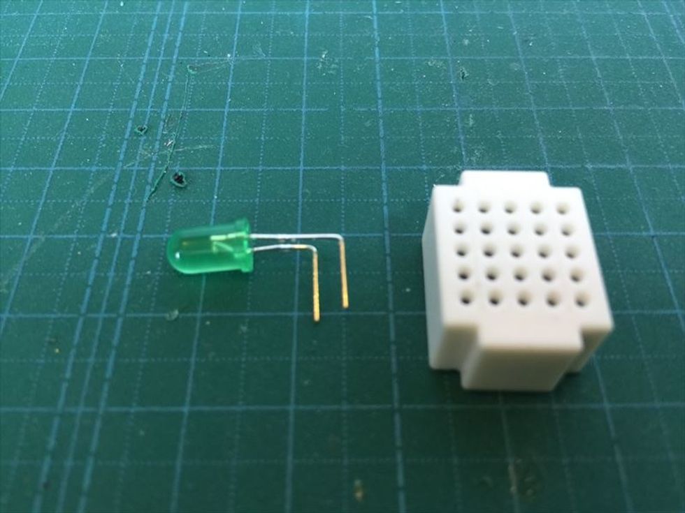 \uff2c\uff25\uff24\u306e\uff12\u672c\u306e\u811a\u306f\u9577\u3055\u304c\u7570\u306a\u308a\u307e\u3059\u304c\u3001\u5148\u7aef\u304c\u540c\u3058\u3088\u3046\u306a\u9577\u3055\u306b\u306a\u308b\u3088\u3046\u306b\u76f4\u89d2\u306b\u6298\u308a\u66f2\u3052\u3066\u304f\u3060\u3055\u3044\u3002\u9577\u3044\u307b\u3046\u3092\u30d7\u30e9\u30b9\u3001\u77ed\u3044\u307b\u3046\u3092\u30de\u30a4\u30ca\u30b9\u306b\u63a5\u7d9a\u3057\u307e\u3059\u3002\u9006\u3060\u3068\u5149\u308a\u307e\u305b\u3093\u3002