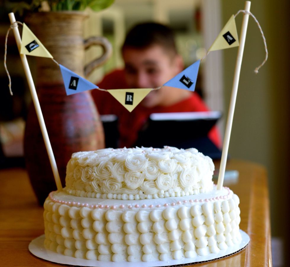 Uh oh.. My cake has been photo bombed! ;) for more frosting techniques and tips check out my blog. Little Sister Sweets. Link in bio!