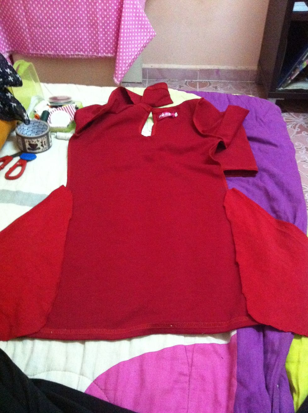 Ukur bahagian baju asal yg perlu digunting. (acu kain yg dah digunting ke baju asal supaya dapat gambaran jelas ttg hasil akhir yg korg nak dpt).