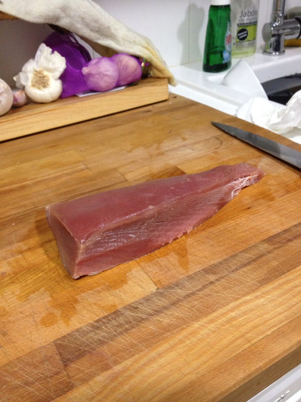 Un buen lomo de at\u00fan rojo. Cong\u00e9lalo antes para evitar el anisakis.