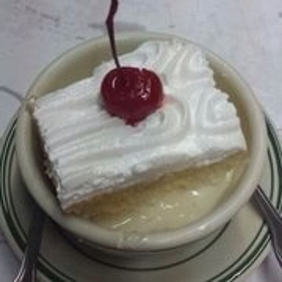 Un postre que es rico es el tres leches.
