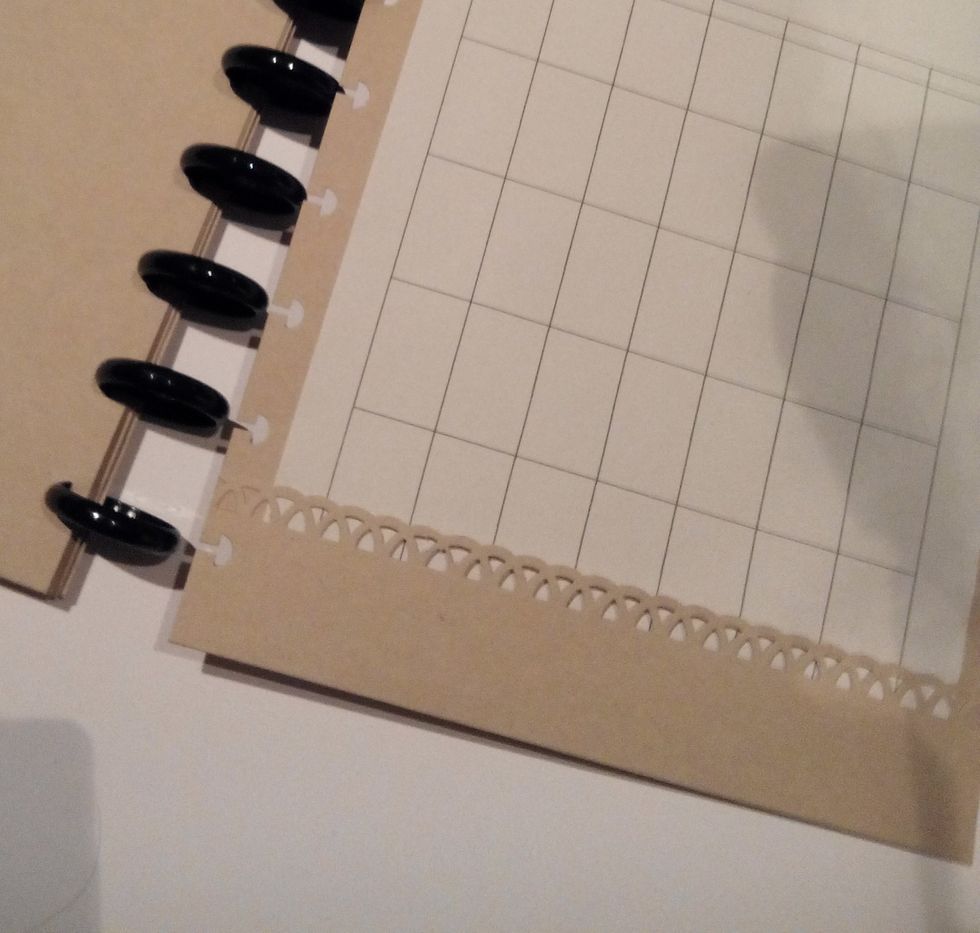 Una as folhas uma a uma \u00e0s argolas da Staples com medida 25,4 mm. S\u00e3o necess\u00e1rias 8 argolas para este projeto.