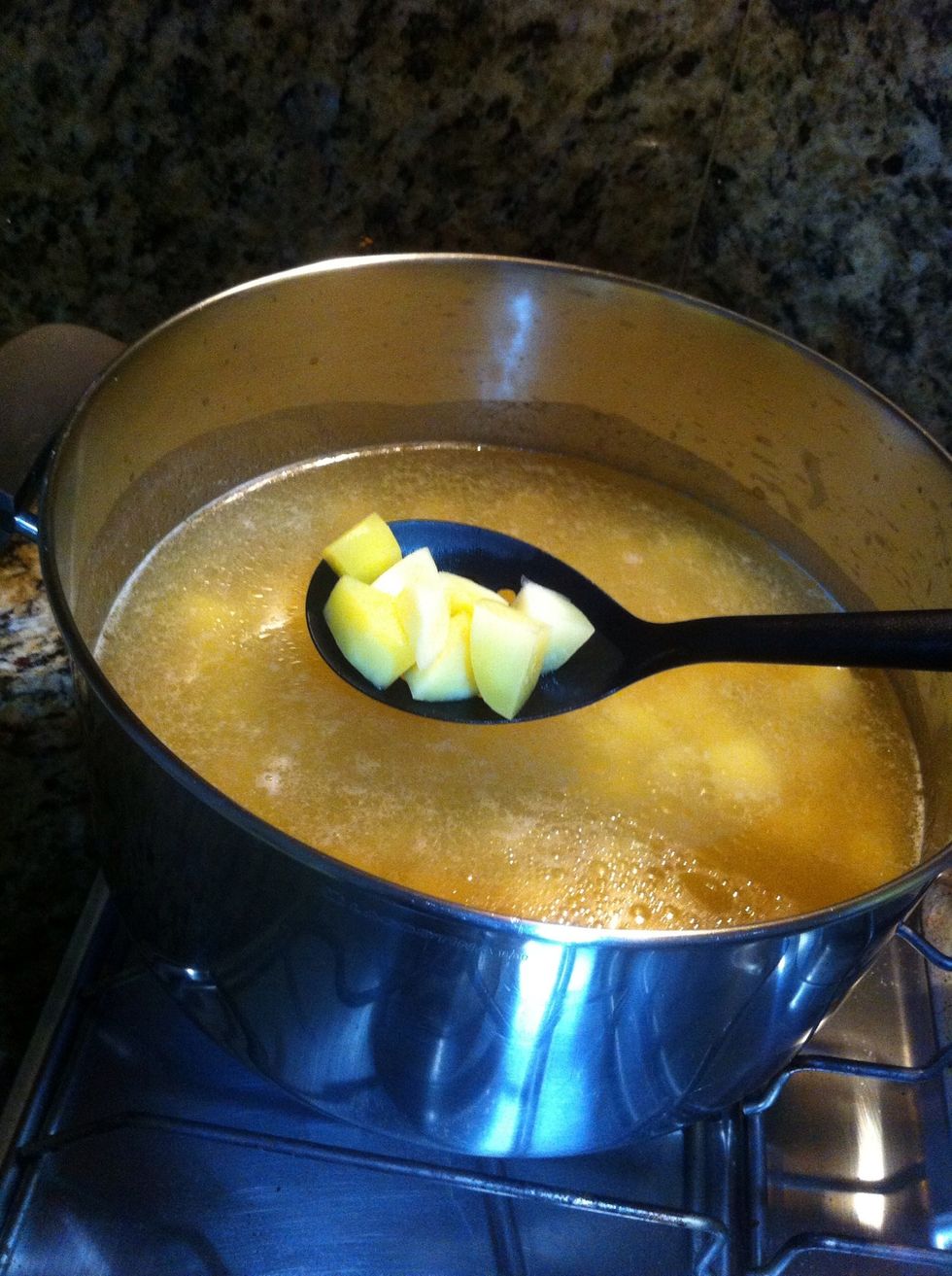 Una vez colado el caldo, llevar a un hervor y agregar los cubos de papas. Recordar a\u00f1adir el l\u00edquido de las latas de ma\u00edz! Le da ganancia al sabor! Fuego medio-alto por 10 minutos.