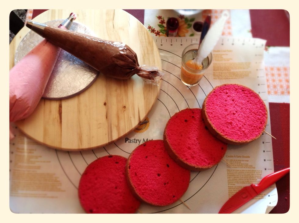 Una vez cortado, quitamos el exceso de migas y empezamos a montar, dejando la parte plana arriba del todo, y montarlo siguiendo el orden de los palillos, para que al montar lo quede torcido.