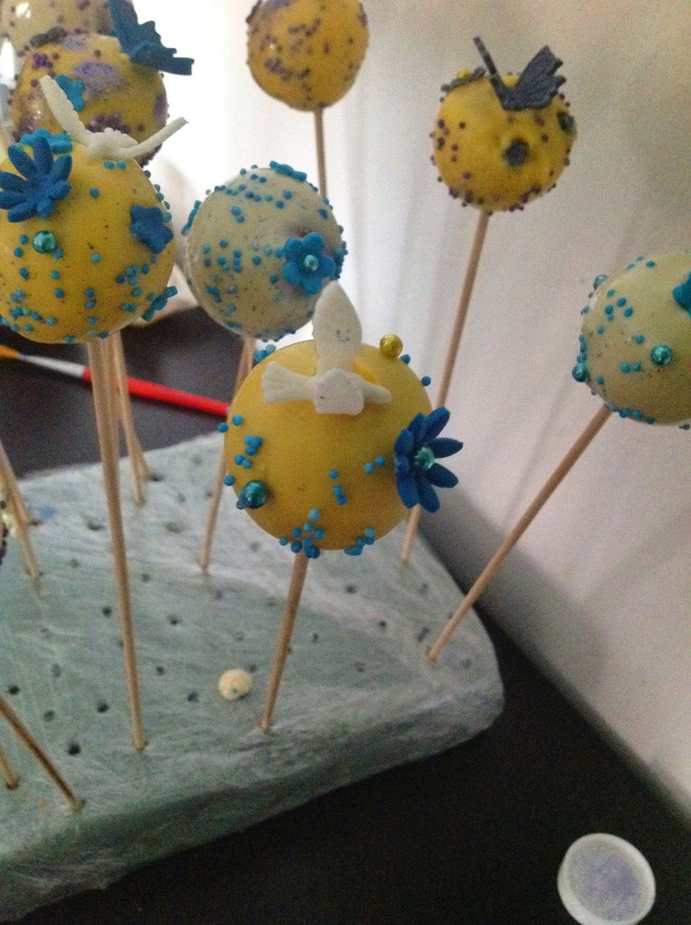 Una vez decoradas, las pinchamos en nuestra espuma, pero con mucho cuidado y despacio, el golpe seco puede mover la decoraciones y estropear el trabajo.