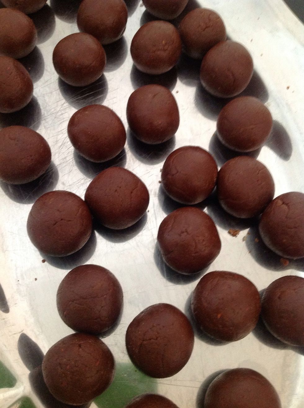 Una vez hechas las bolas las refrigeramos unos 20-30 min, para que al pinchar las sea m\u00e1s f\u00e1cil de manipular.