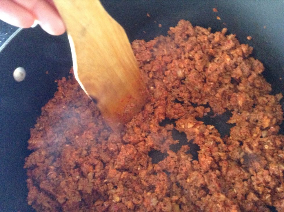 Una vez que el chorizo este cocido, elimina el exceso de grasa con una cuchara. En mi caso, este no tiene tanta.