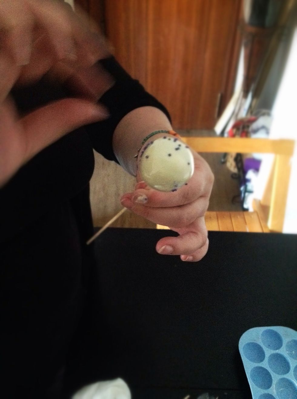 Una vez retirado el exceso, decoramos con lo que queramos, purpurina, Sprinkles y decoraciones de fondant.