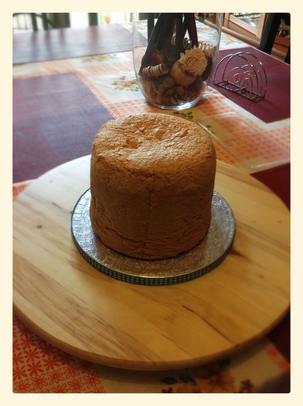 Una vez tenemos nuestro bizcocho, lo limpiamos de migas y lo separamos en 3 o 4 partes iguales. Para rellenarlo, mojaremos cada capa con el jarabe y pondremos mermelada amarga de naranja y montamos