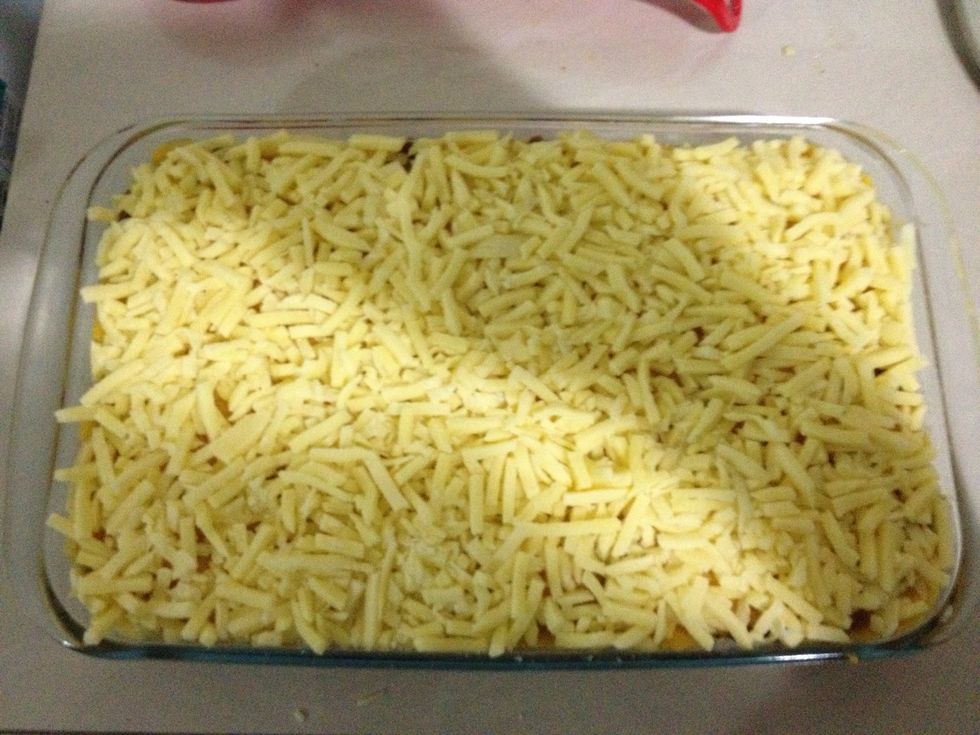 Una vez terminado de agregar la capa de queso tipo Mozzarella se coloca en el horno previamente precalentado hasta que el queso derrita y se dore.