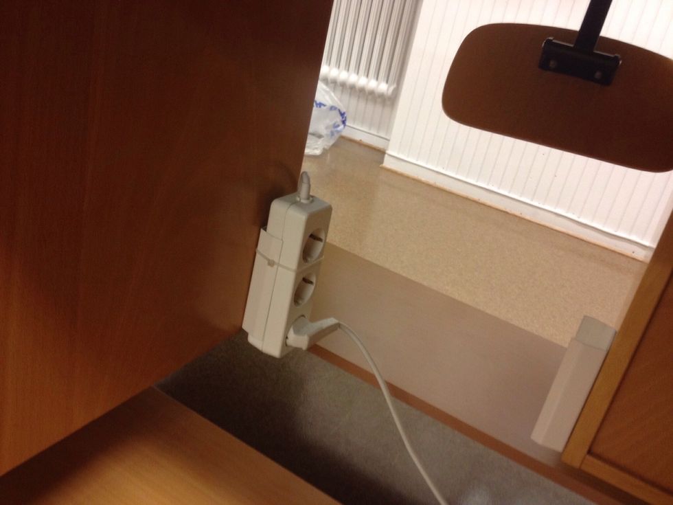 Under b\u00e4nken sitter eluttaget. S\u00e4tt i elsladden d\u00e4r.