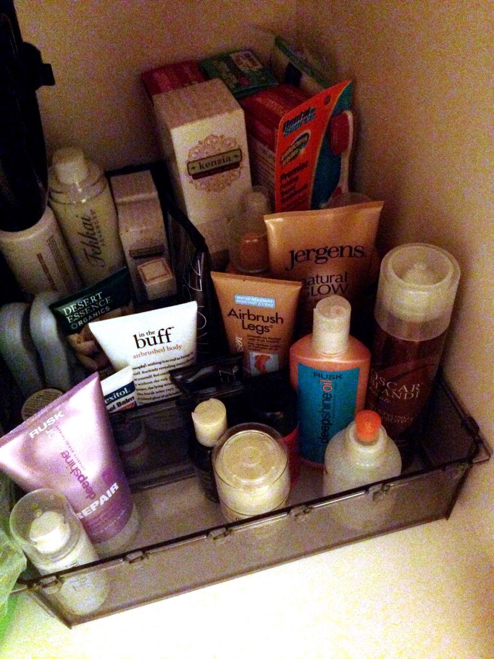 Under the sink I placed some narrow bins to hold all other bigger items such as body lotions and hair styling products