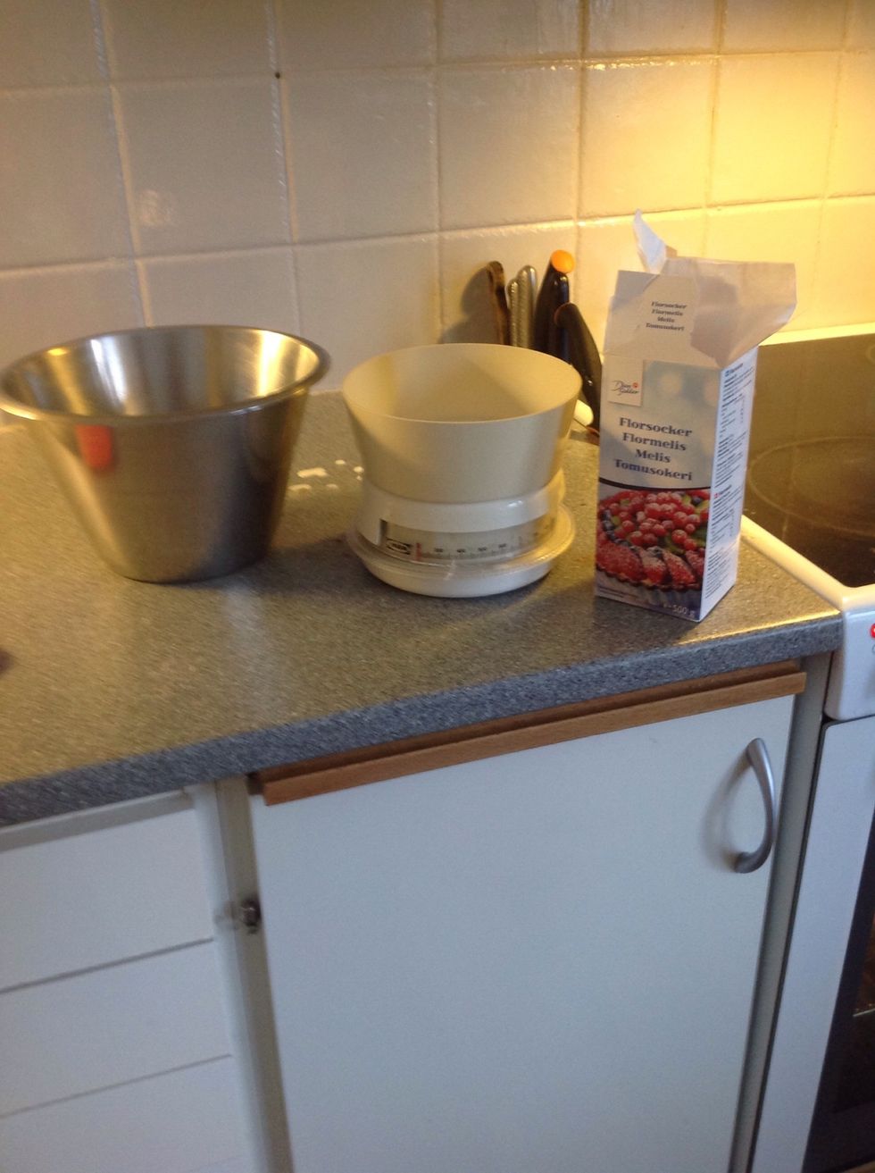 Under tiden kan man g\u00f6ra glasyren, When the cookie is in the oven you can start with the icing