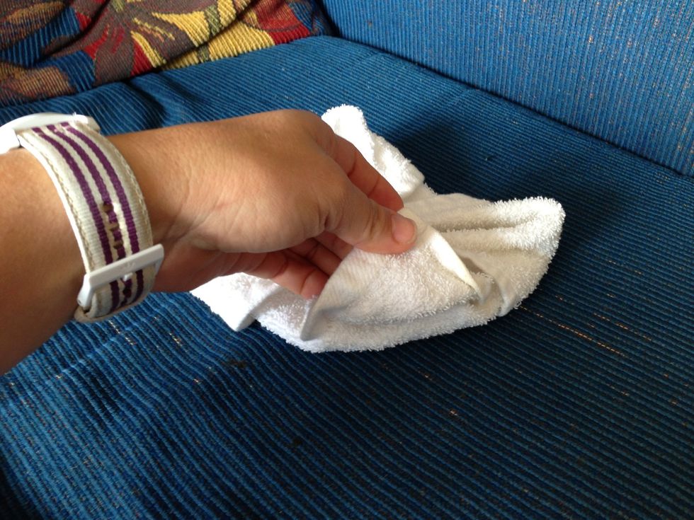 Underneath each end of the square pulls the towel up. As shown in photo
