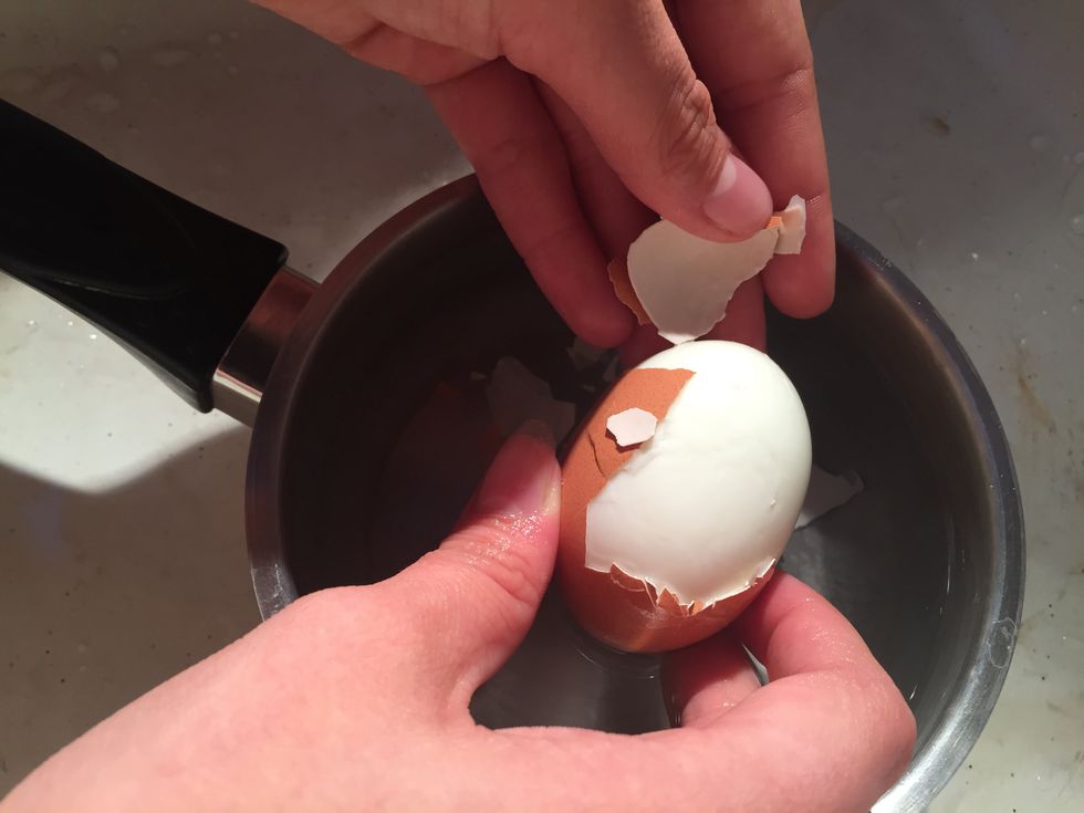 Une fois l'\u0153uf cuit, remplissez la casserole d'eau froide et \u00e9calez l'\u0153uf dedans en prenant garde \u00e0 ne pas l'abimer.