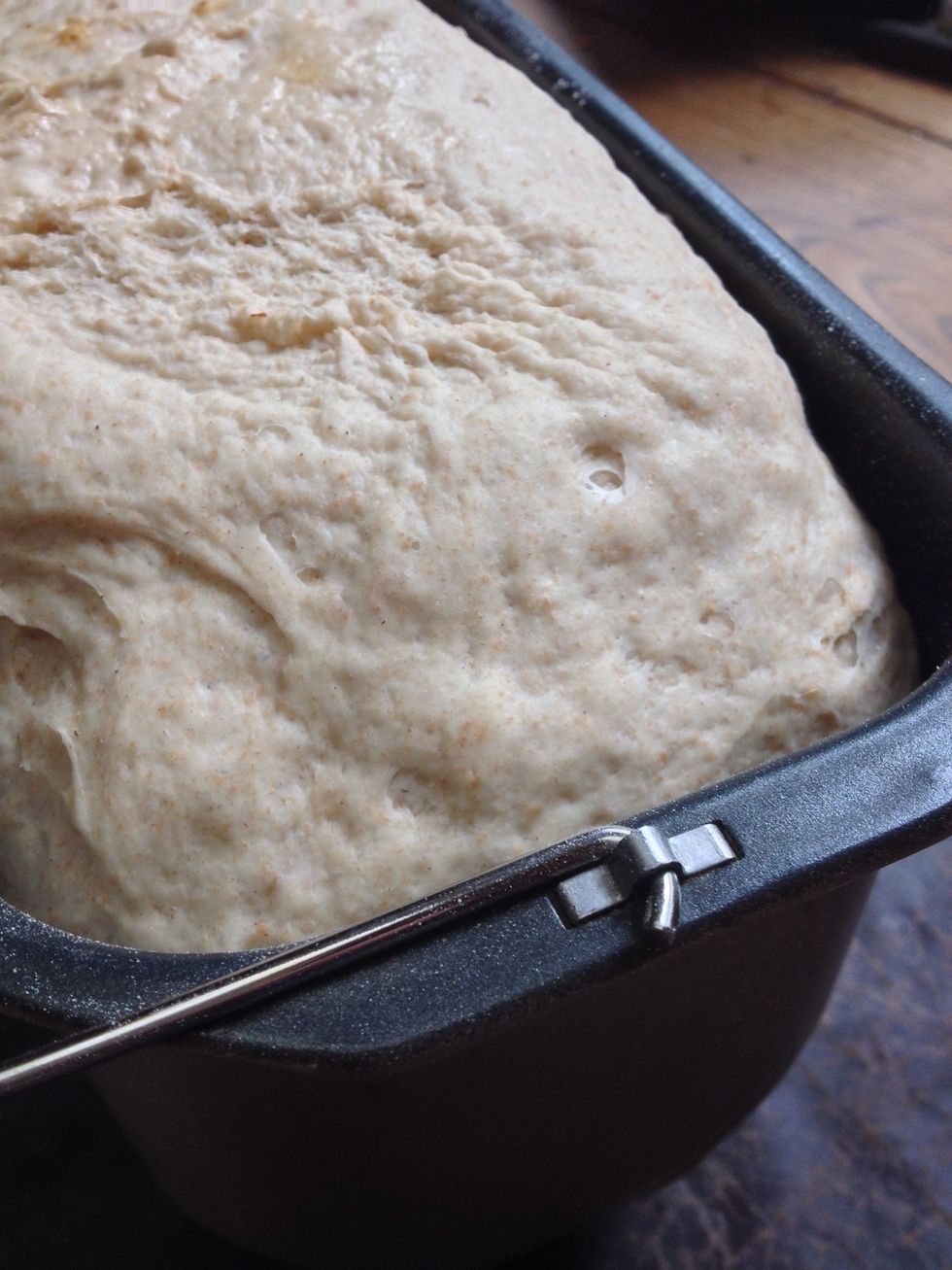 Une fois la p\u00e2te lev\u00e9e, divisez-la en 2 ou en 4 selon la taille finale que vous voulez donner aux baguettes.