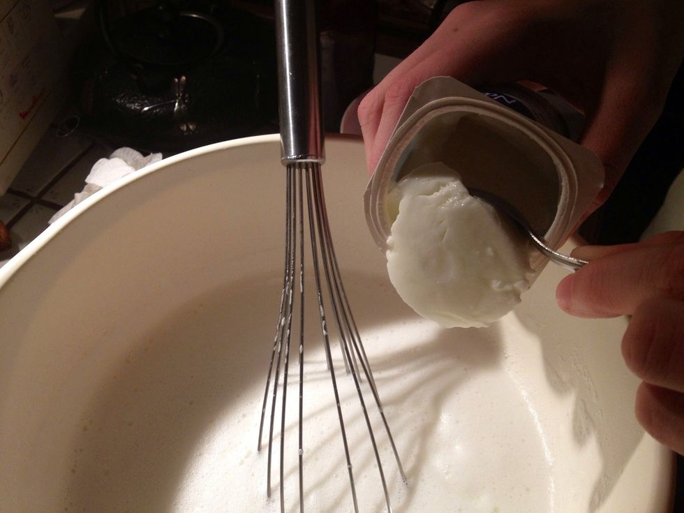 Une fois le lait refroidi (40-50\u00b0C), ajoutez lait en poudre et yaourt et m\u00e9langez. Il est possible de mettre du colorant alimentaire. Remplissez les pots de yaourt et couvrez les herm\u00e9tiquement.