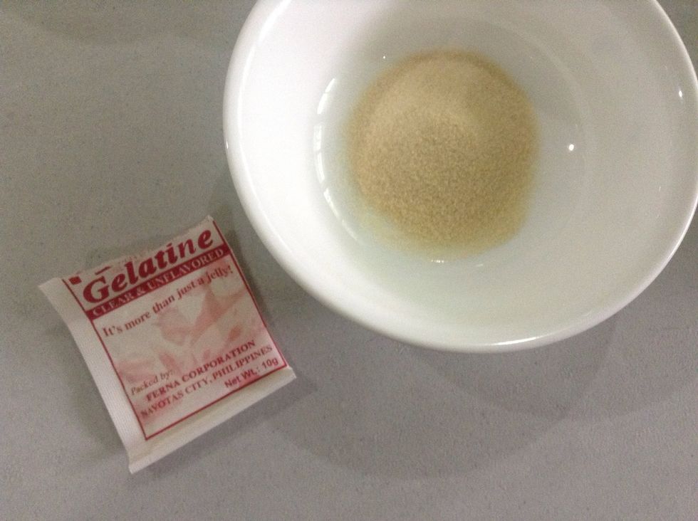 Unflavored gelatin in a bowl