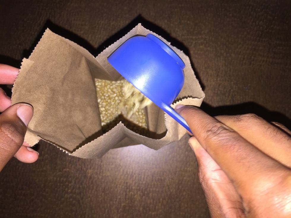 Unfold your paper bag an pour the kernels in
