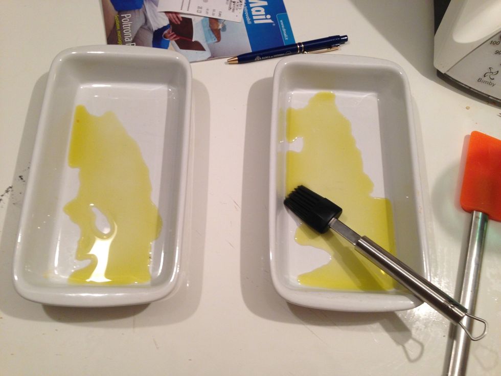 Ungere di olio evo due teglie.