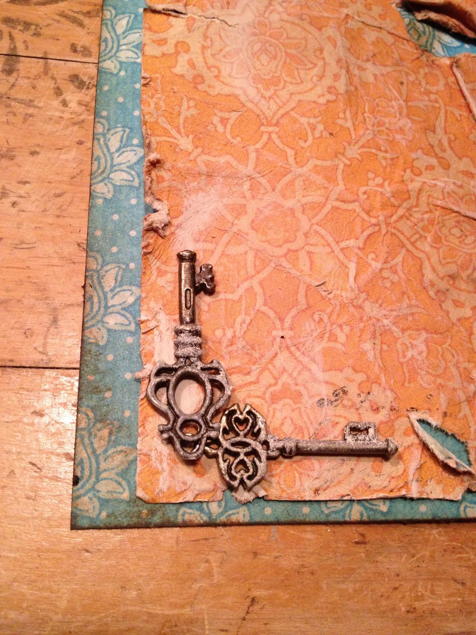 unique photo corners made with 2 metal keys.