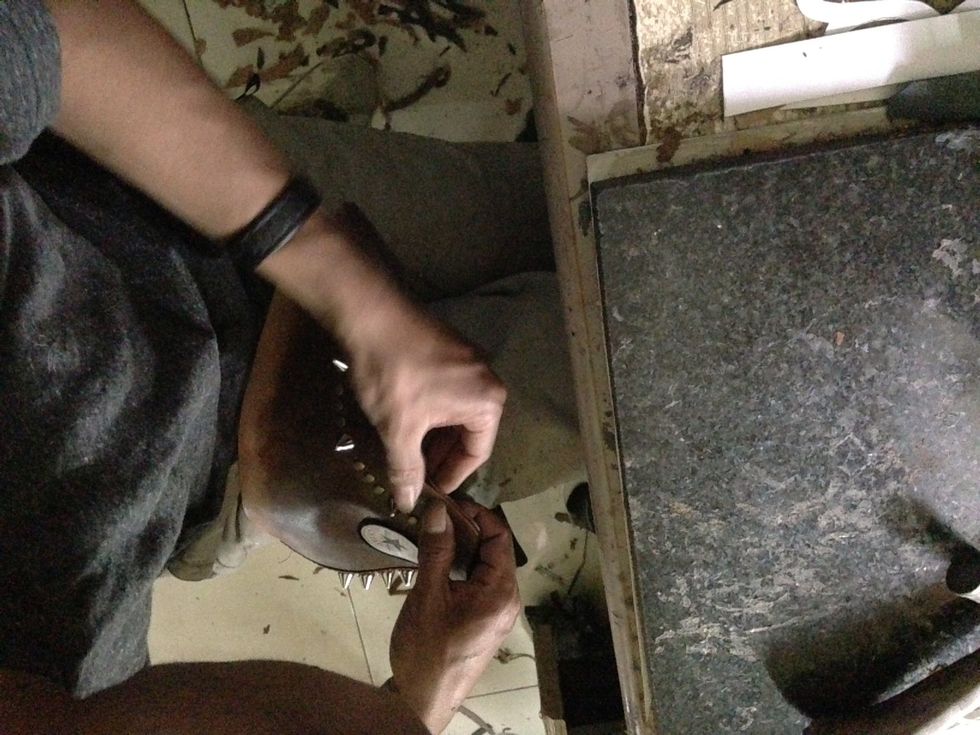 Unite the upper and the linning together..