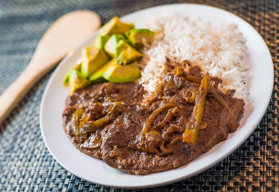 Uno de los muchos platos principales es bistec de palomilla
