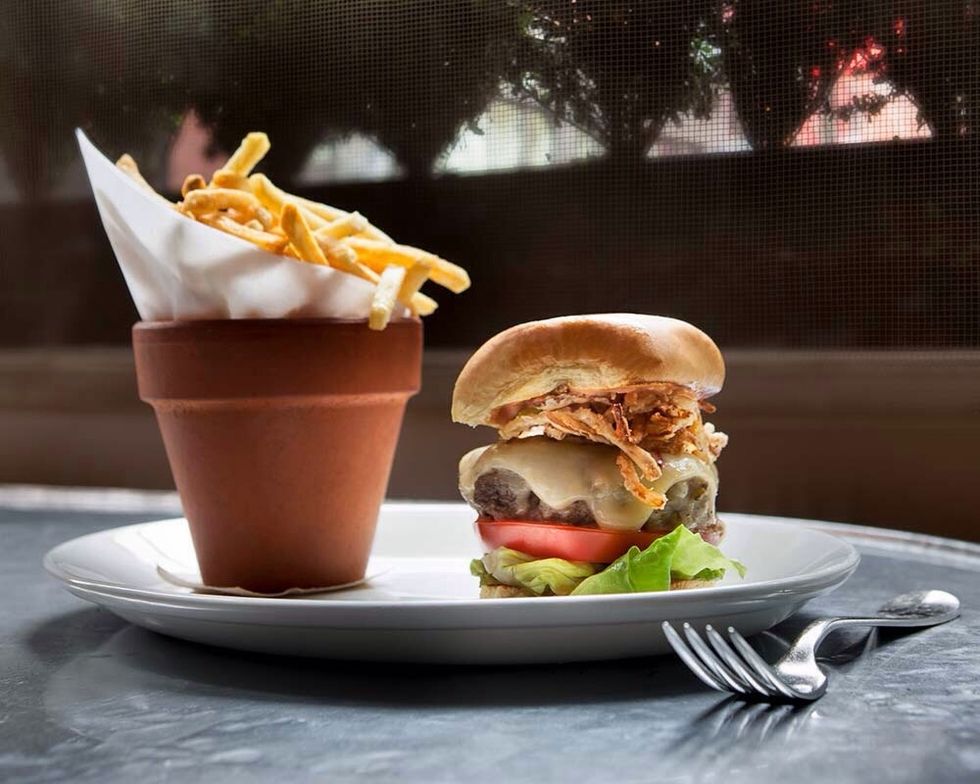 Uno de mis platos principales es una hamburguesa. Es muy delicioso y cocido muy bien.