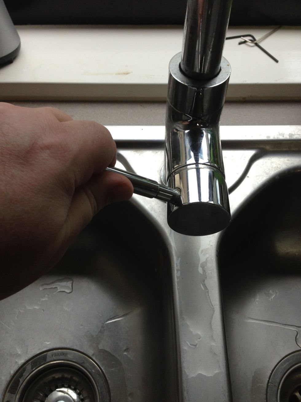 Unscrew tap handle anti clockwise