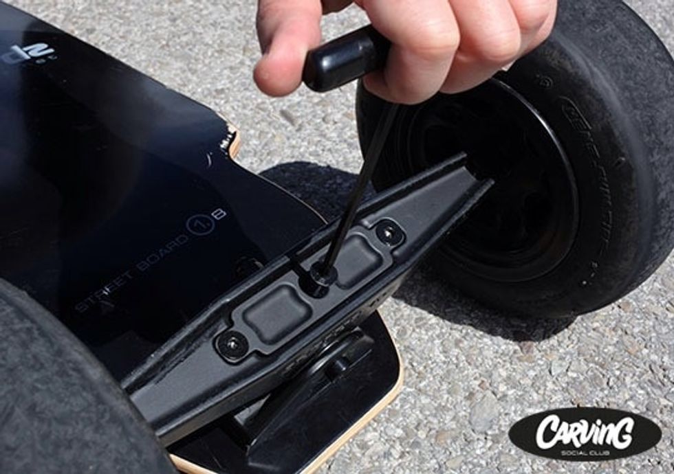 - Unscrew the three black bolts from the hatch. / - Desatornilla los tres tornillos negros de la tapa.