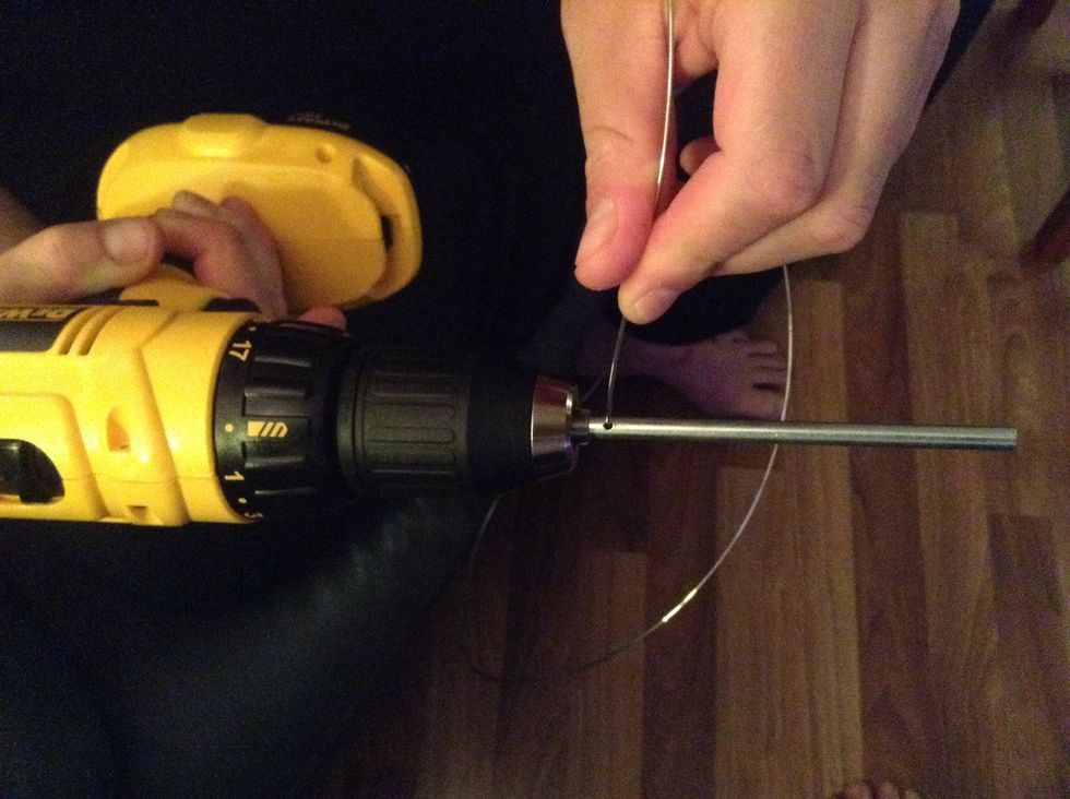 Unspool the wire and thread it into the hole in the rear shank or for those who don't have a rod with a hole in it, place the wire in between the jaws in the drill bit when tightening against the rod.