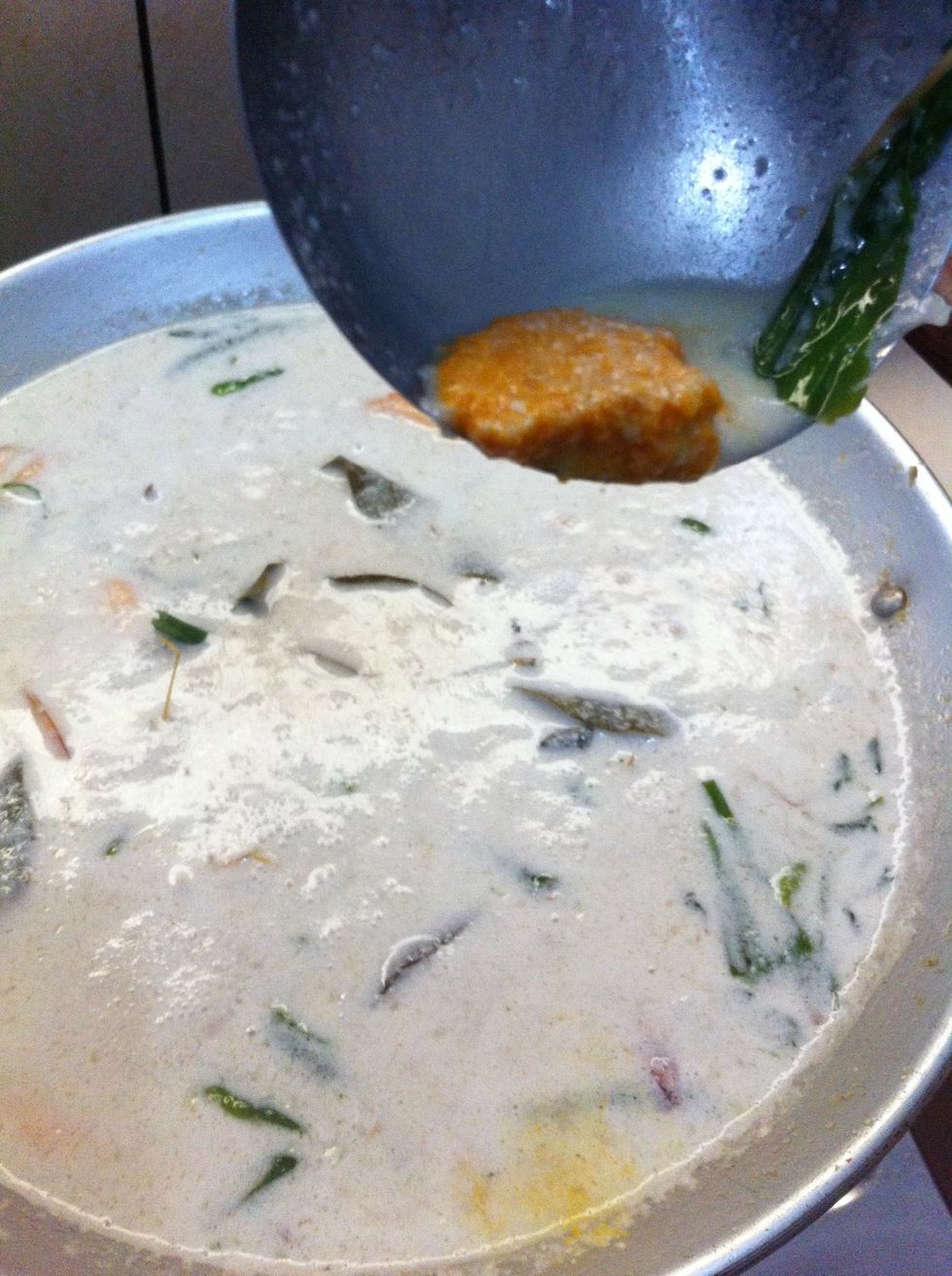 Untuk menambah warna dan aroma, tambahkan kunyit.