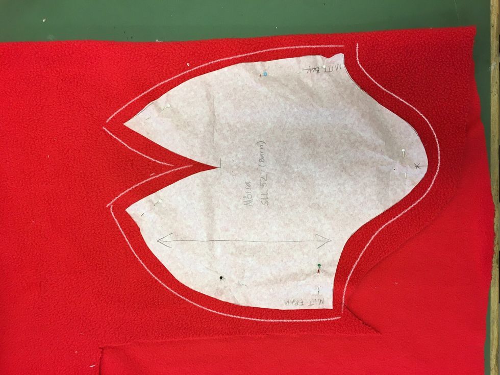 Upprepa steg 2 och 3 p\u00e5 tyget som ska vara p\u00e5 insidan av m\u00f6ssan.