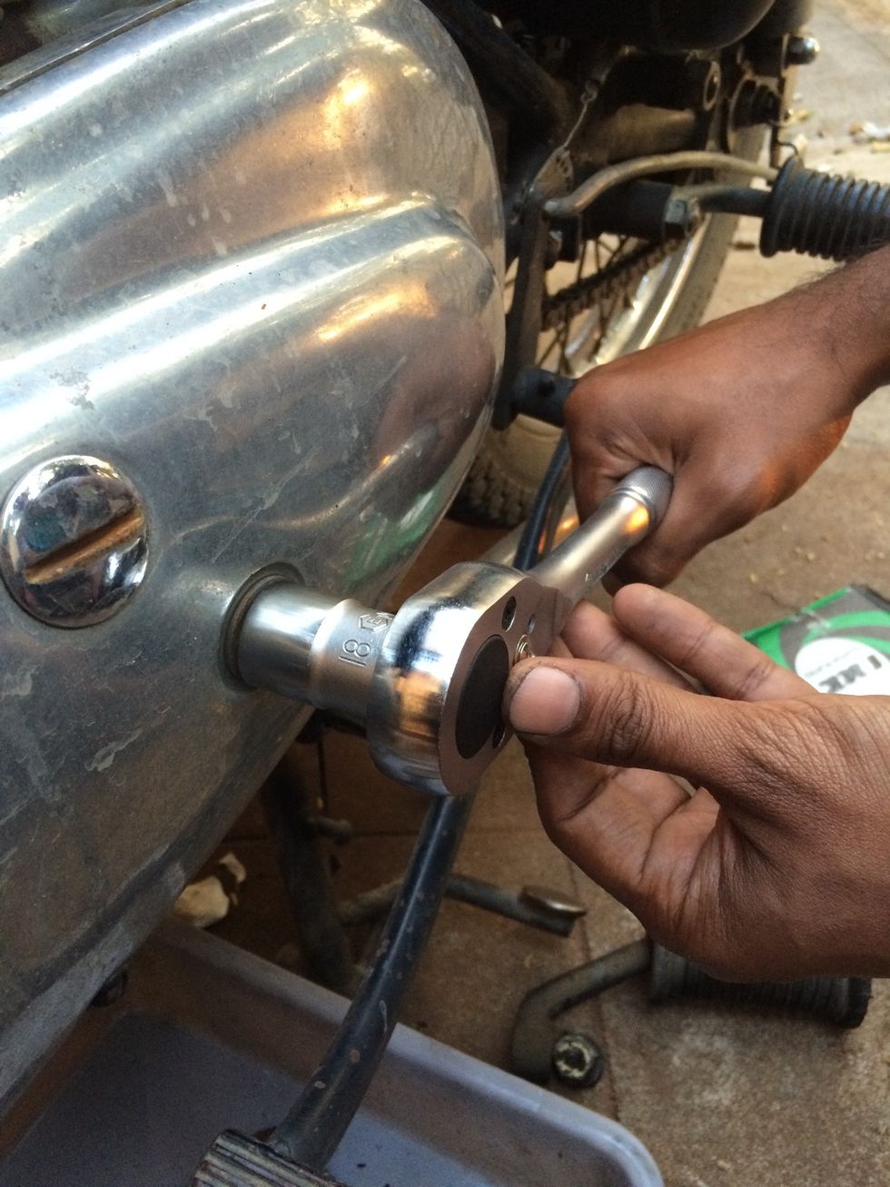 Use a 18mm wrench set and loosen the centre nut that holds the primary case.