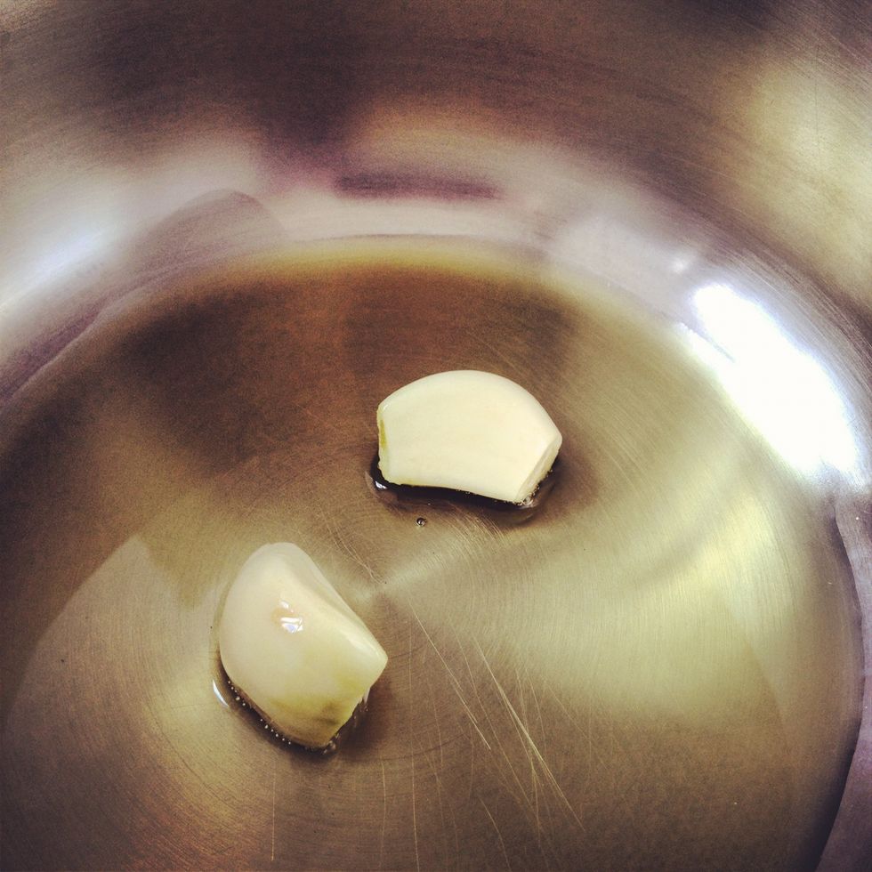 Use a 20(or so)cm wide saucepan. Put the oil and the garlic. Let it brown 2/3 mins, low heat.