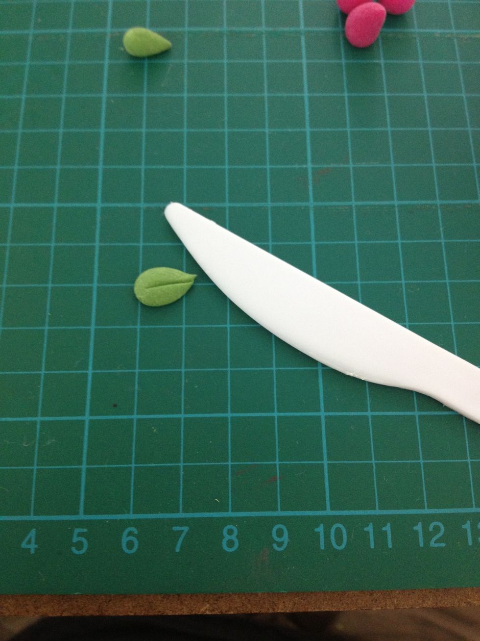 Use a clay cutter to mark a line to make it become leaf.