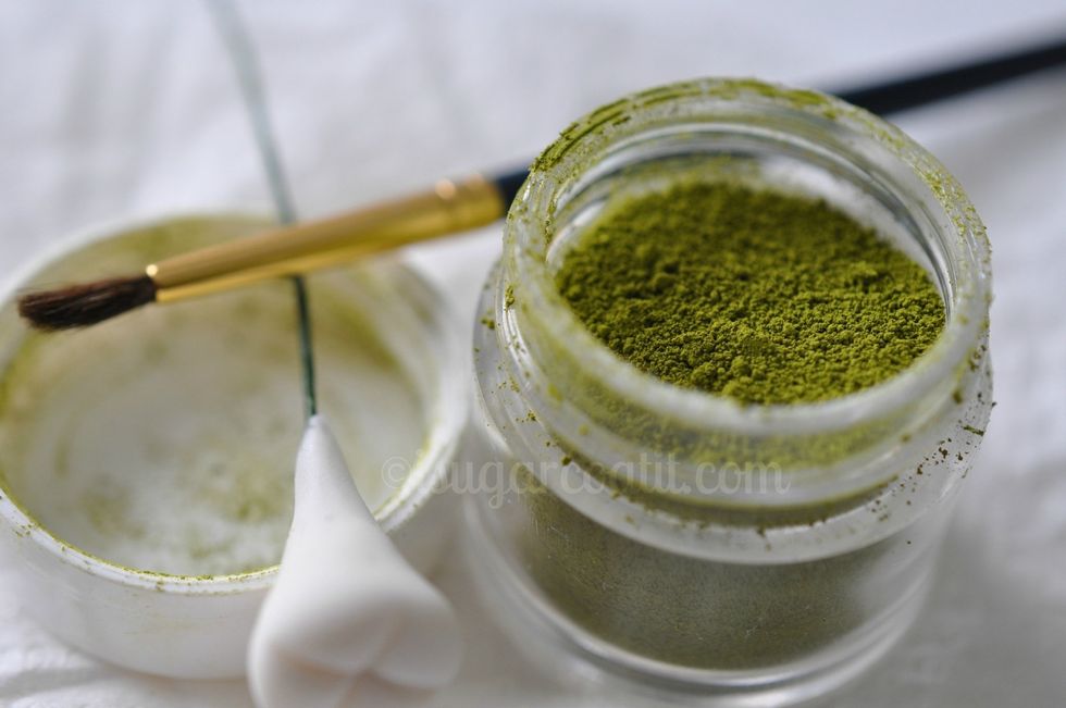 Use a clean paint brush to add the kiwi green dust to the entire bud.