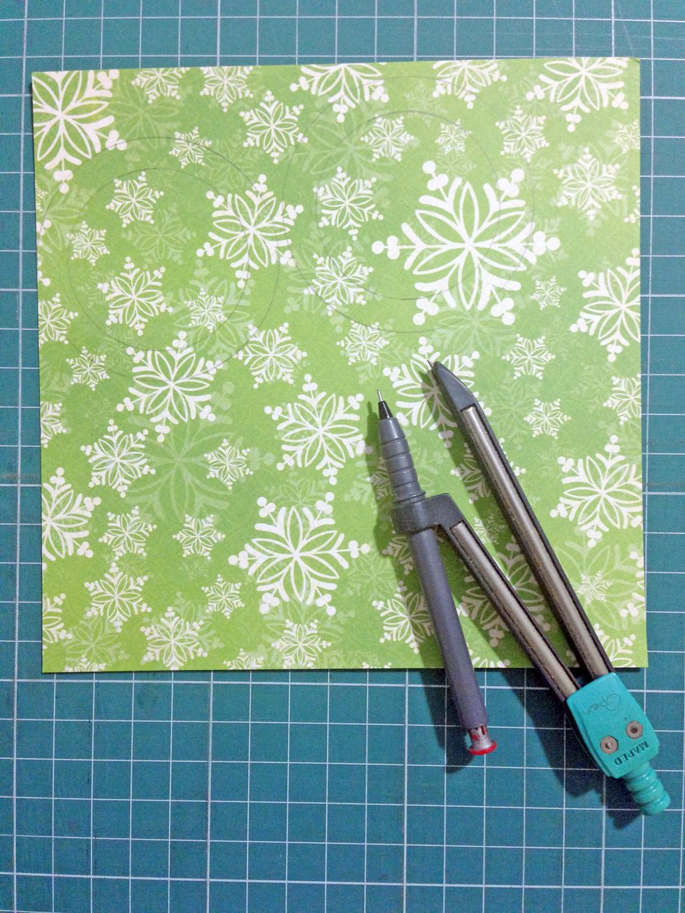 Use a compass, draw out 2 circles of 1.75" in diameter with a bigger circle over it as shown... These act as bleeds for tabbing... Alternatively, you can trace them out using the kitchen roll...