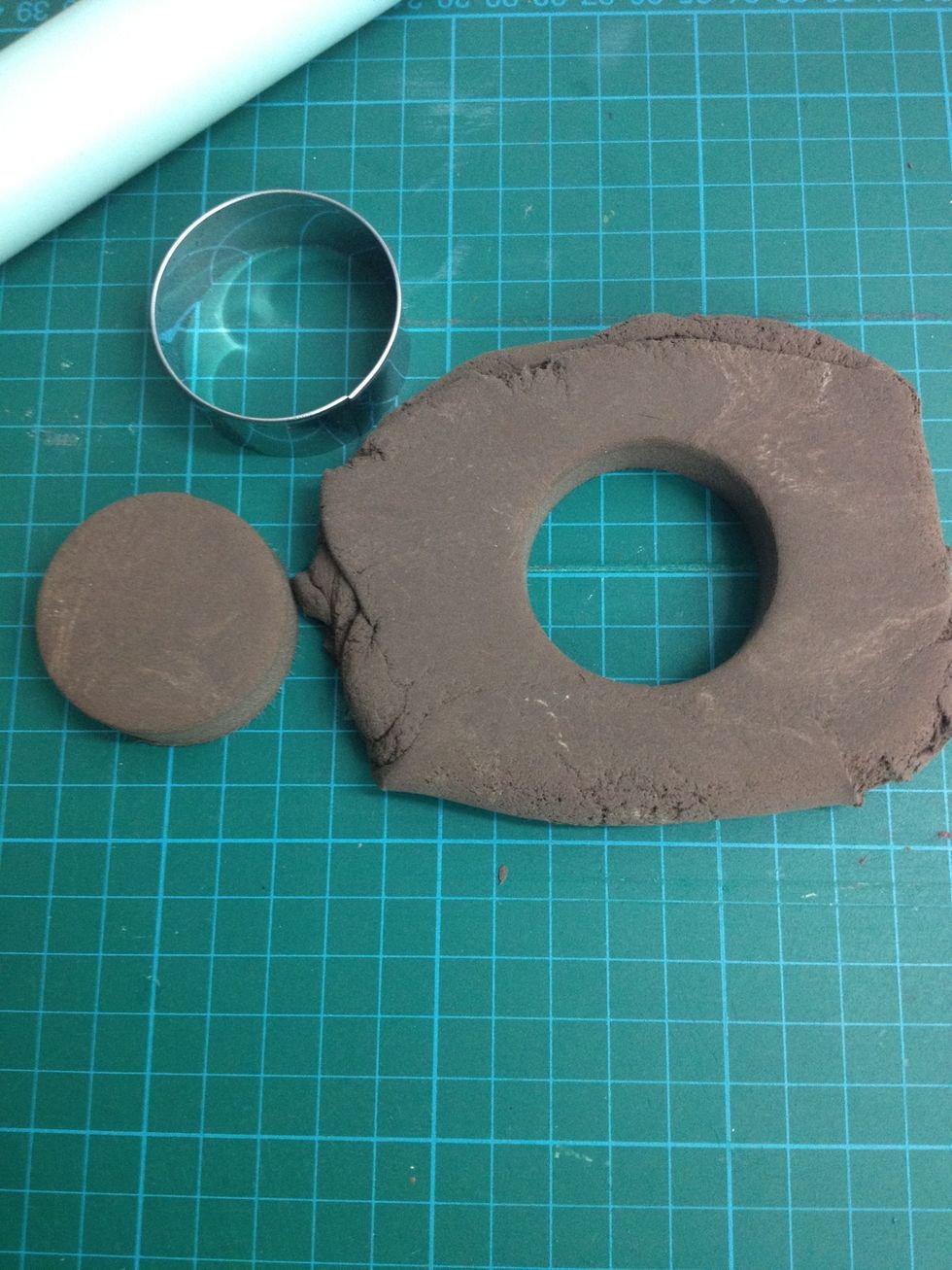 Use a cookie cutter and make 1 brown circle.