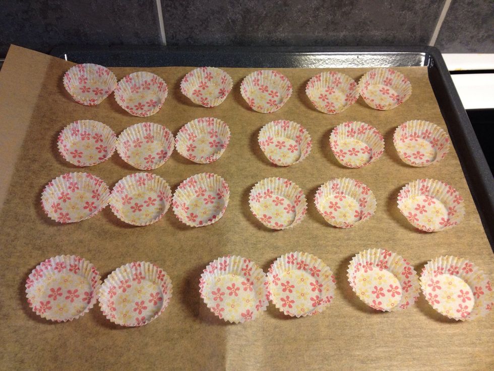 Use a cookie sheet lined with parchment-paper. You do not need to use the small papercups, the cookies will turn out great anyway.