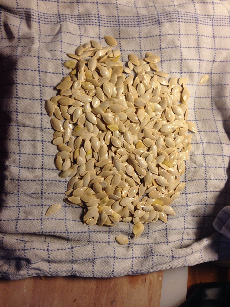 Use a dishcloth to dry the seeds.