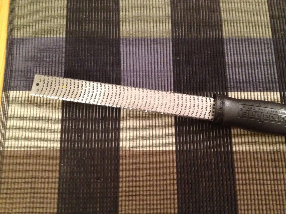 Use a grater that gives you fine pieces of the lemon and lime peel. An unsharp grater makes cooking dull. This is the best grater ever, regardless if you work with lemons, limes, cheese or nutmeg!
