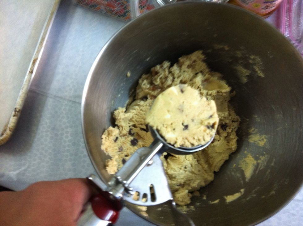 Use a medium ice cream scoop ( 1.5 oz) to scoop out the dough