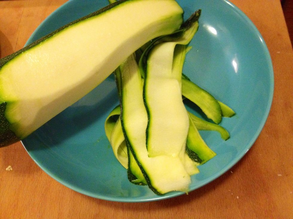 Use a peeler to slice the zucchini in thin layers.