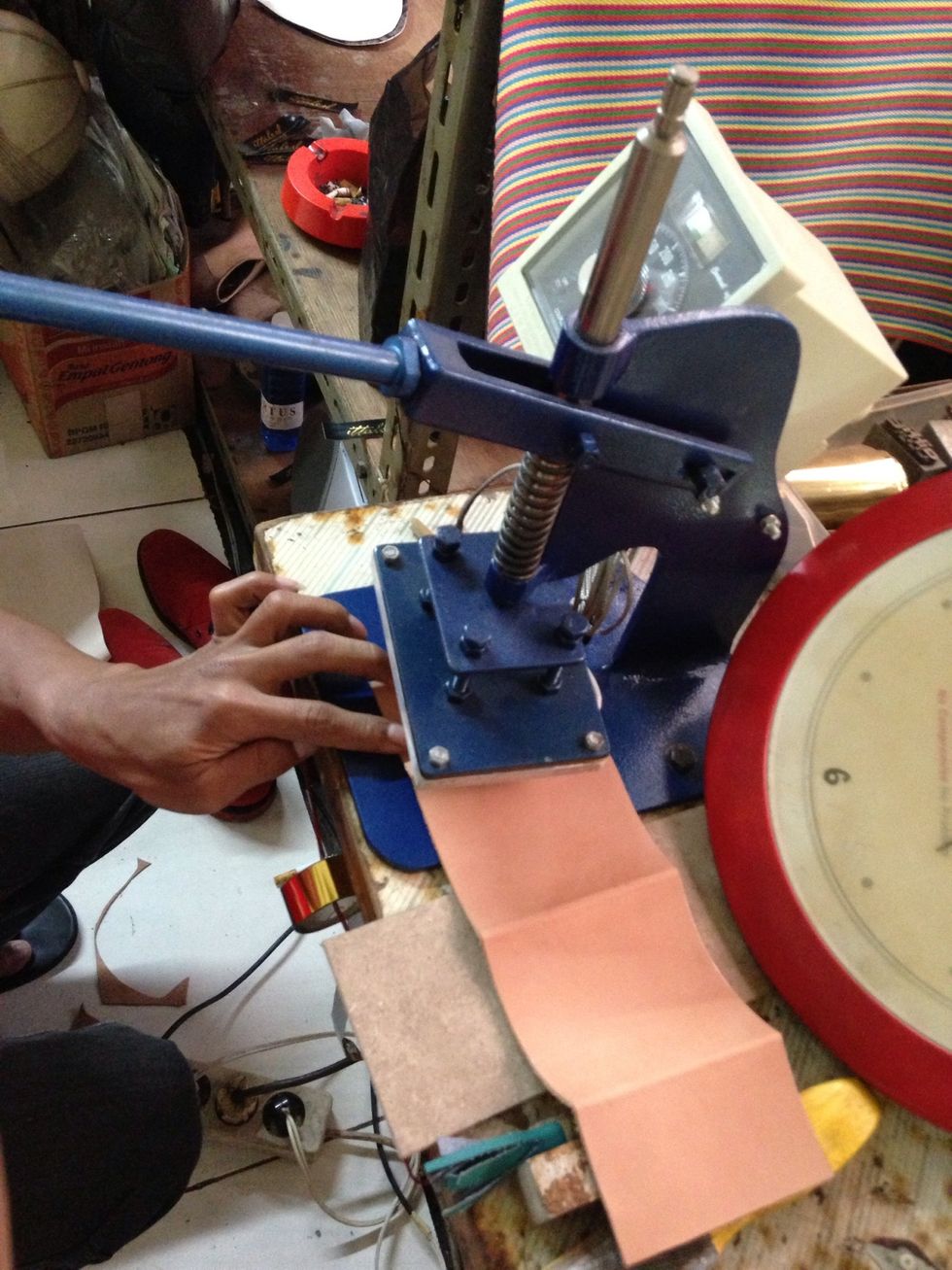 Use a stamping machine if desired to branding the wallet