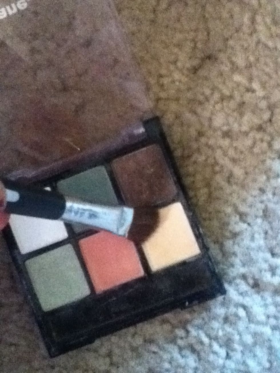 Use a white color brown for the top of your eye lid.