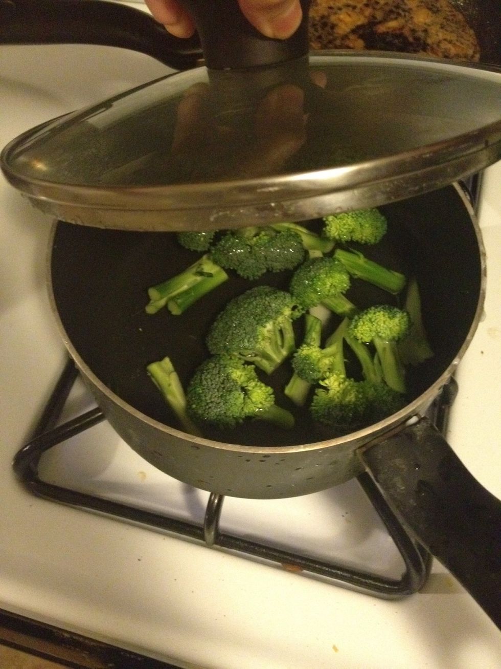 Use another bowl boiled broccoli for 3 minutes with medium heat. Set aside.