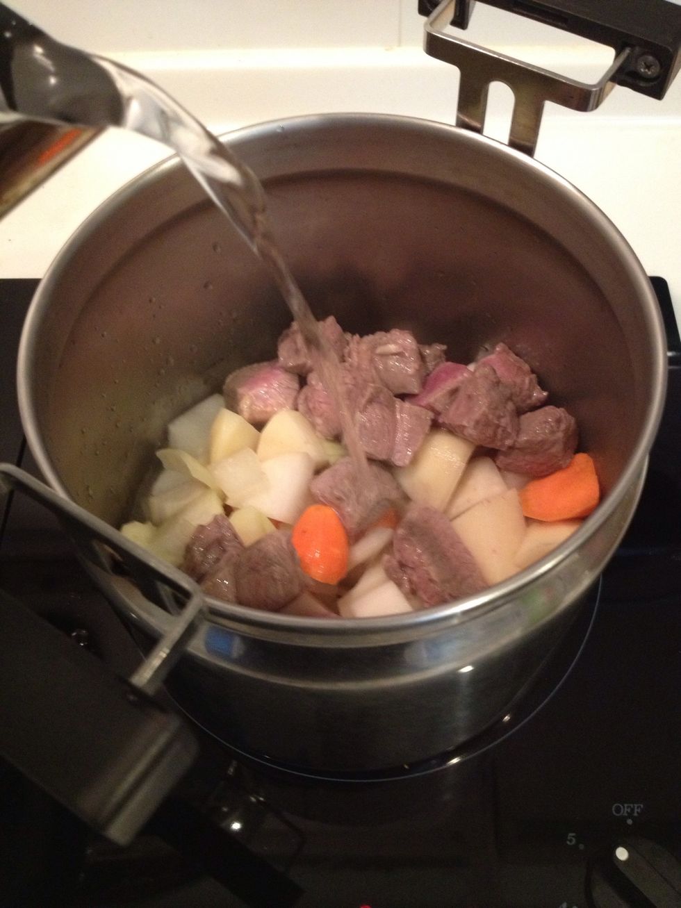 Use another soup pan ,pour water and seasoning to the ingredient