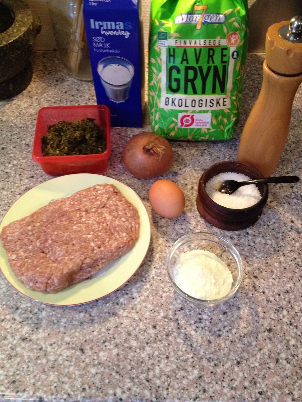 Use any mince, pork, lamb, chicken, beef and so on. We had stewed kale yesterday and had some leftover, so I added that to my mince. Add any veggie leftover or omit